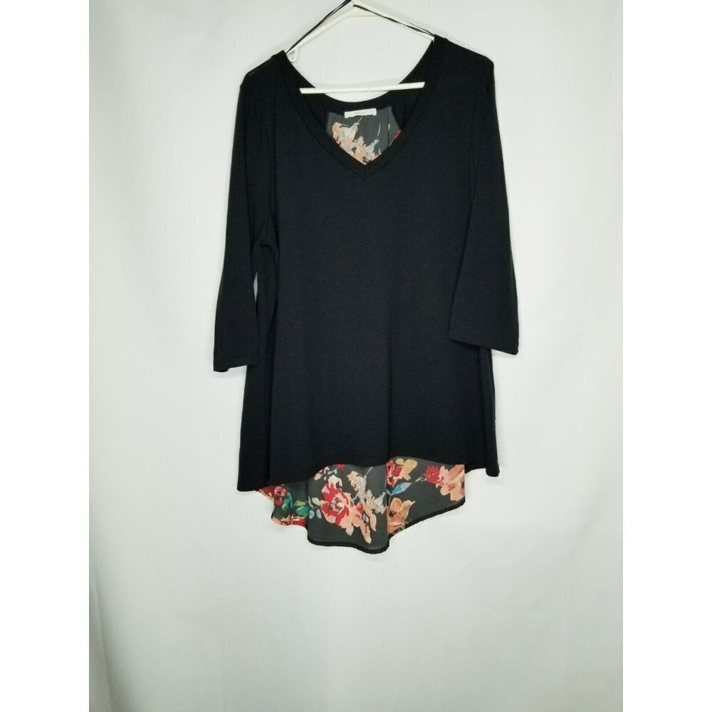 le lis top high low accent back floral v neck‎  Black 3x